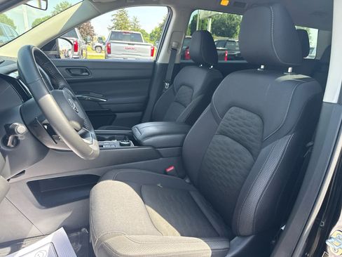 Used 2025 Nissan Pathfinder SV AWD/4WD image 10