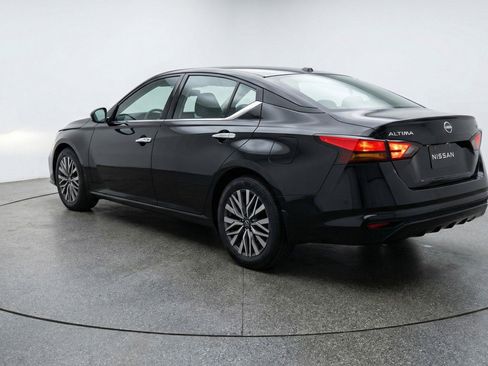 Used 2025 Nissan Altima 2.5 SV FWD image 6