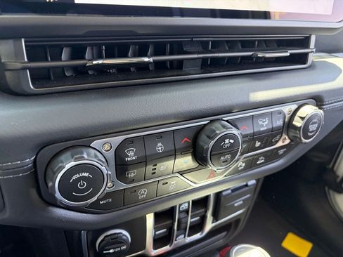 Used 2025 Jeep Wrangler Unlimited Sahara AWD/4WD image 10
