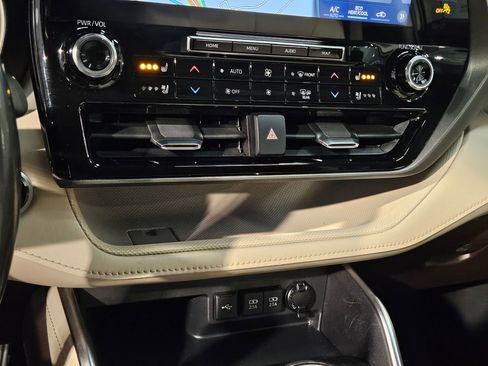 Used 2020 Toyota Highlander Limited image 33