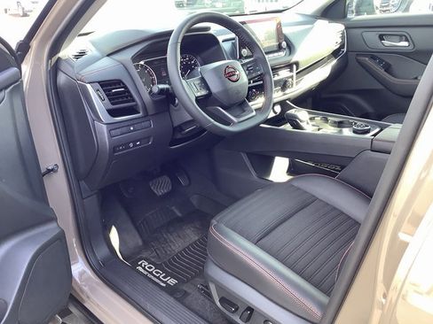 Used 2025 Nissan Rogue SV image 7