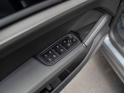Used 2026 Porsche Cayenne AWD/4WD image 18