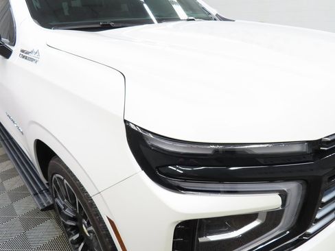 Used 2025 Chevrolet Suburban High Country image 31