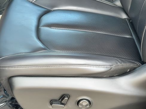 Used 2023 Chrysler Pacifica Touring-L FWD image 27