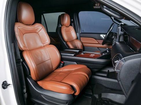 Used 2019 Lincoln Navigator Reserve image 3