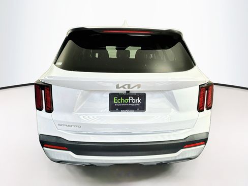 Used 2025 Kia Sorento LX FWD image 7