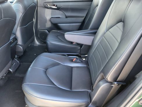 Used 2024 Toyota Highlander XLE image 17
