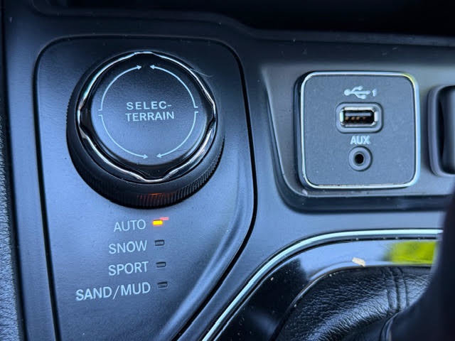 Used 2020 Jeep Cherokee Limited AWD/4WD image 17
