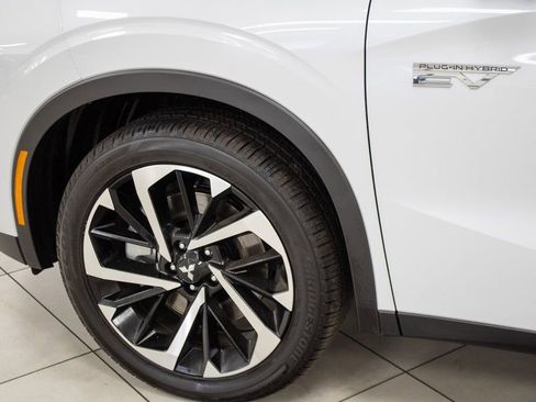 Used 2024 Mitsubishi Outlander SE image 8