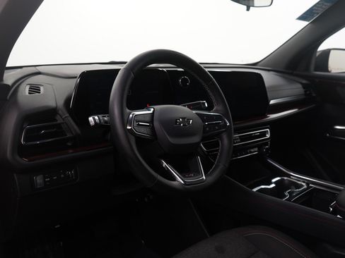 Used 2024 Chevrolet Traverse Z71 image 16