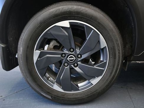 Used 2024 Nissan Rogue SV FWD image 9