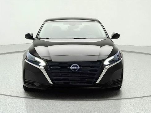 Used 2025 Nissan Altima 2.5 SV FWD image 2