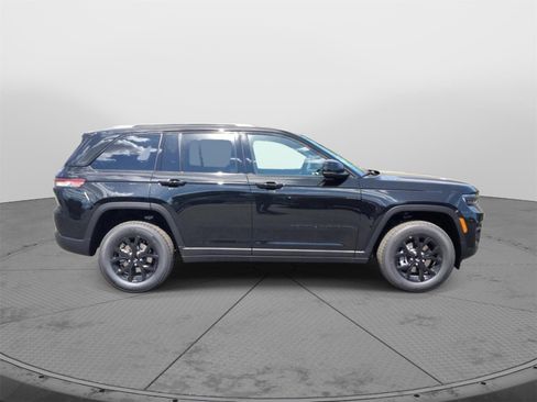 New 2025 Jeep Grand Cherokee Altitude image 8