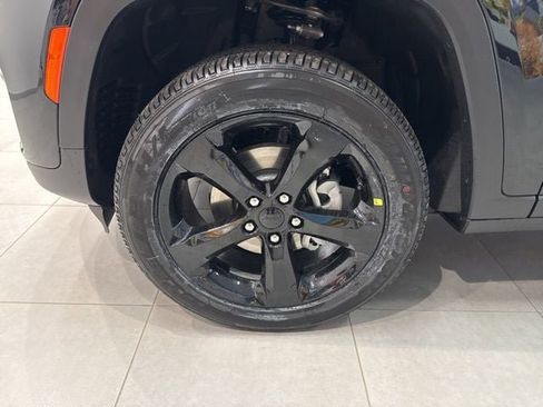 New 2025 Jeep Grand Cherokee Laredo image 13