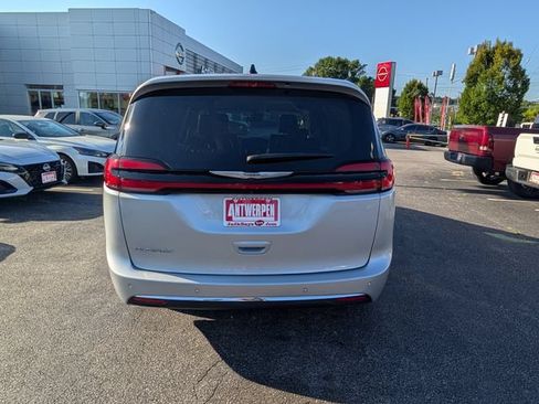 Used 2024 Chrysler Pacifica Touring-L FWD image 4