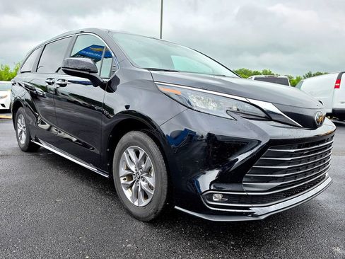Used 2026 Toyota Sienna XLE FWD image 14