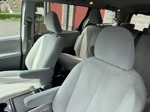 Used 2013 Toyota Sienna LE w/ Towing Pkg FWD image 15