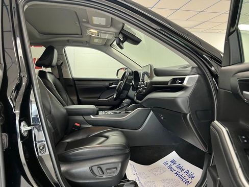 Used 2023 Toyota Highlander XLE AWD/4WD image 10