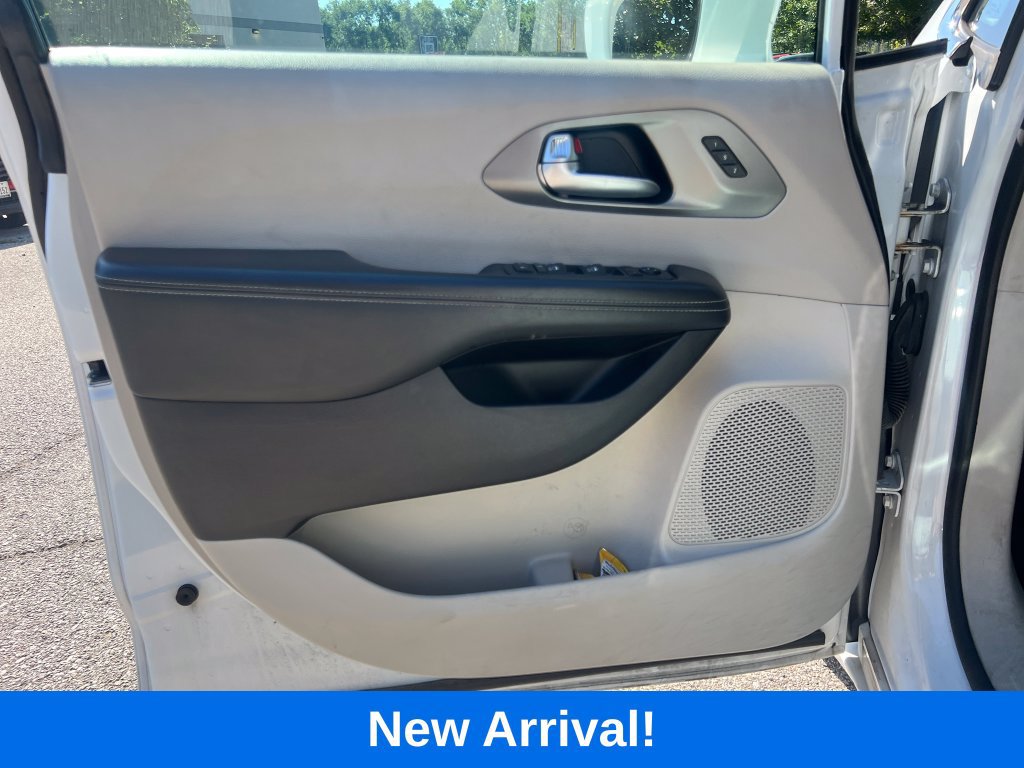 Used 2022 Chrysler Pacifica Touring-L w/ Uconnect Theater Family Group FWD image 10