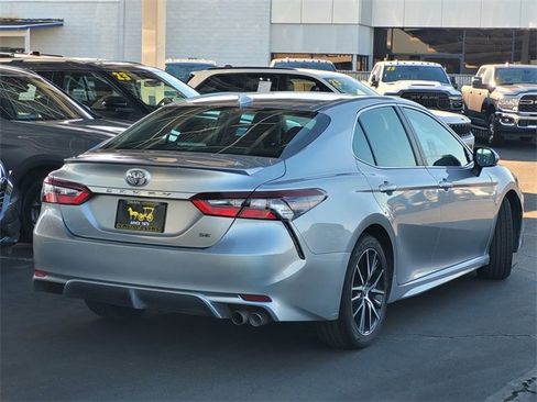 Used 2023 Toyota Camry SE image 4