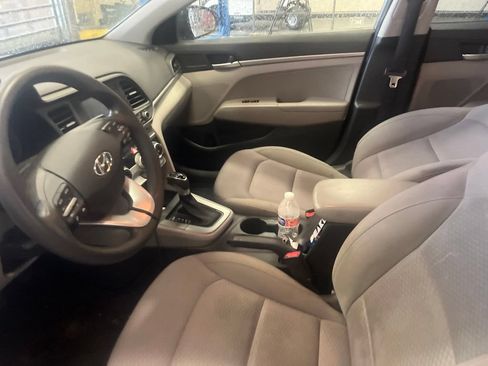 Used 2019 Hyundai Elantra SE FWD image 4