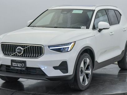 New 2025 Volvo XC40 B5 Core w/ Climate Package
