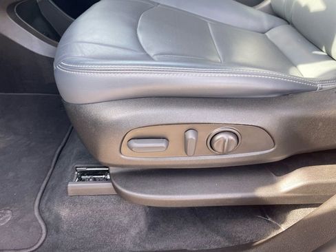 Used 2023 Buick Enclave Essence image 12