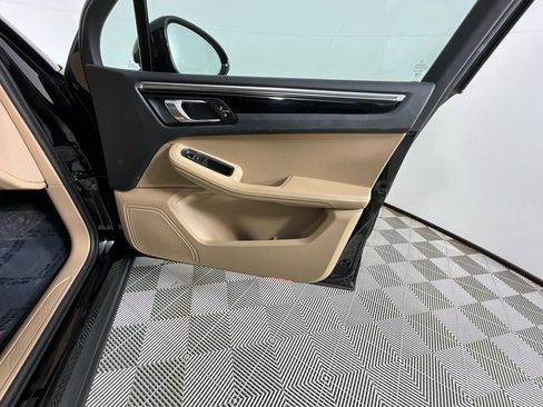 Used 2023 Porsche Macan image 21
