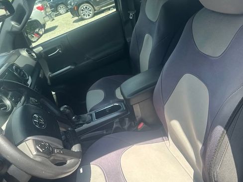 Used 2018 Toyota Tacoma TRD Sport AWD/4WD image 21