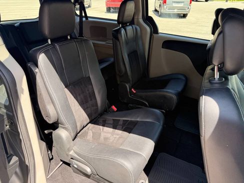Used 2017 Dodge Grand Caravan SXT FWD image 11