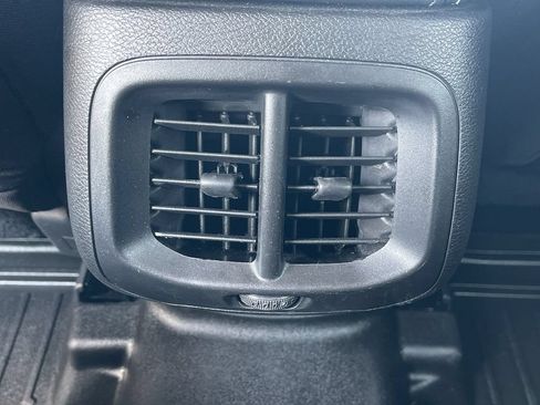 Used 2021 Jeep Cherokee Latitude FWD image 19