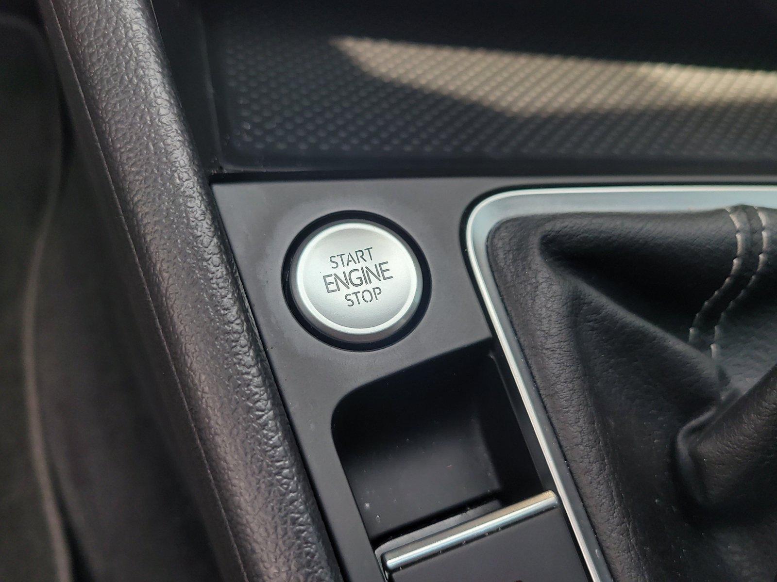 Used 2022 Volkswagen Jetta SE w/ Panoramic Sunroof Package FWD image 24