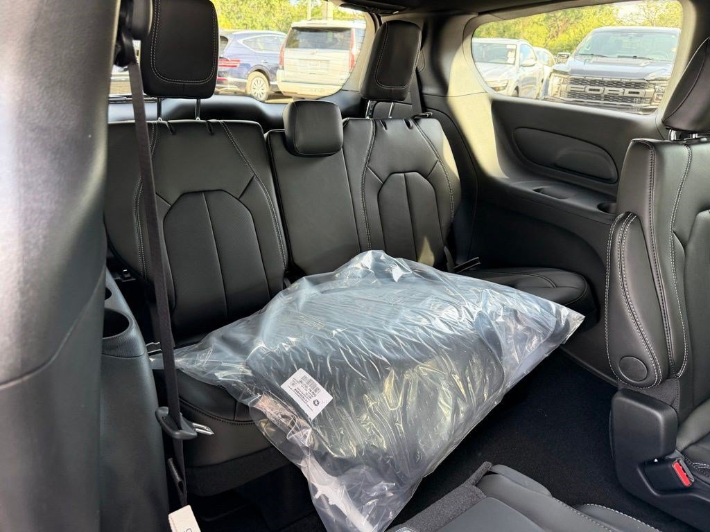New 2026 Chrysler Pacifica Select FWD image 32