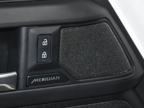 Used 2025 Land Rover Defender 110 S image 11