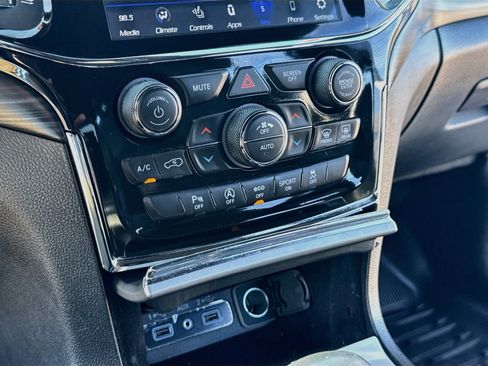 Used 2021 Jeep Grand Cherokee Laredo X AWD/4WD image 18