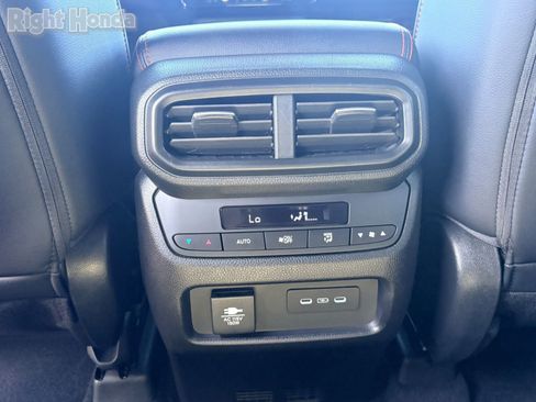 Used 2025 Honda Pilot TrailSport image 25