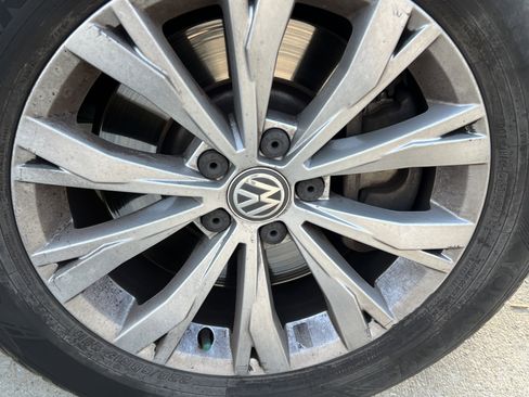 Used 2018 Volkswagen Tiguan SE w/ Panoramic Sunroof Package image 12