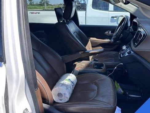 Used 2017 Chrysler Pacifica Limited FWD image 11
