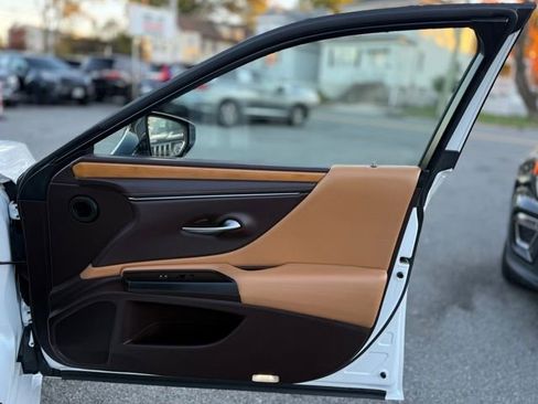 Used 2019 Lexus ES 300h w/ Luxury Package image 29