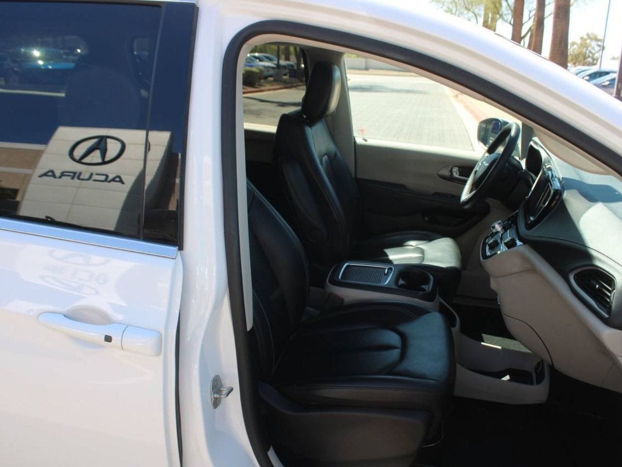 Used 2023 Chrysler Pacifica Touring-L FWD image 16