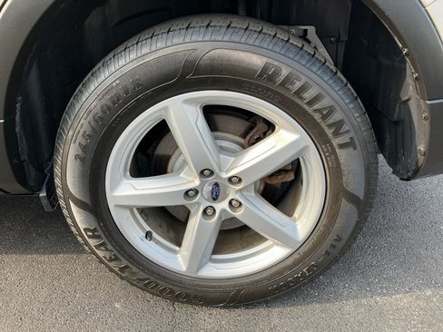 Used 2017 Ford Explorer XLT w/ Equipment Group 202A AWD/4WD image 12