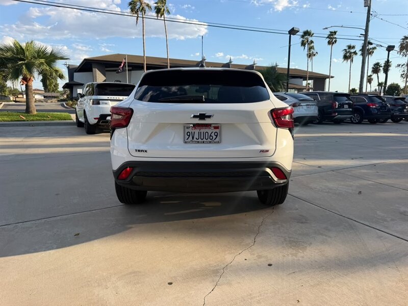 Used 2025 Chevrolet Trax RS FWD image 4