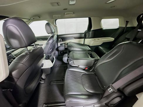 Used 2024 Kia Carnival LX image 27