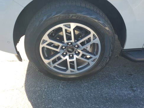 Certified 2025 Ford Expedition Active image 6