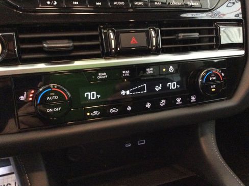 Used 2024 Nissan Pathfinder SL w/ Black Appearance Package image 29