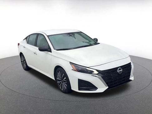 Used 2025 Nissan Altima 2.5 SV FWD image 3
