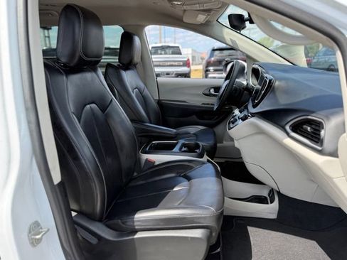 Used 2023 Chrysler Pacifica Touring-L FWD image 15