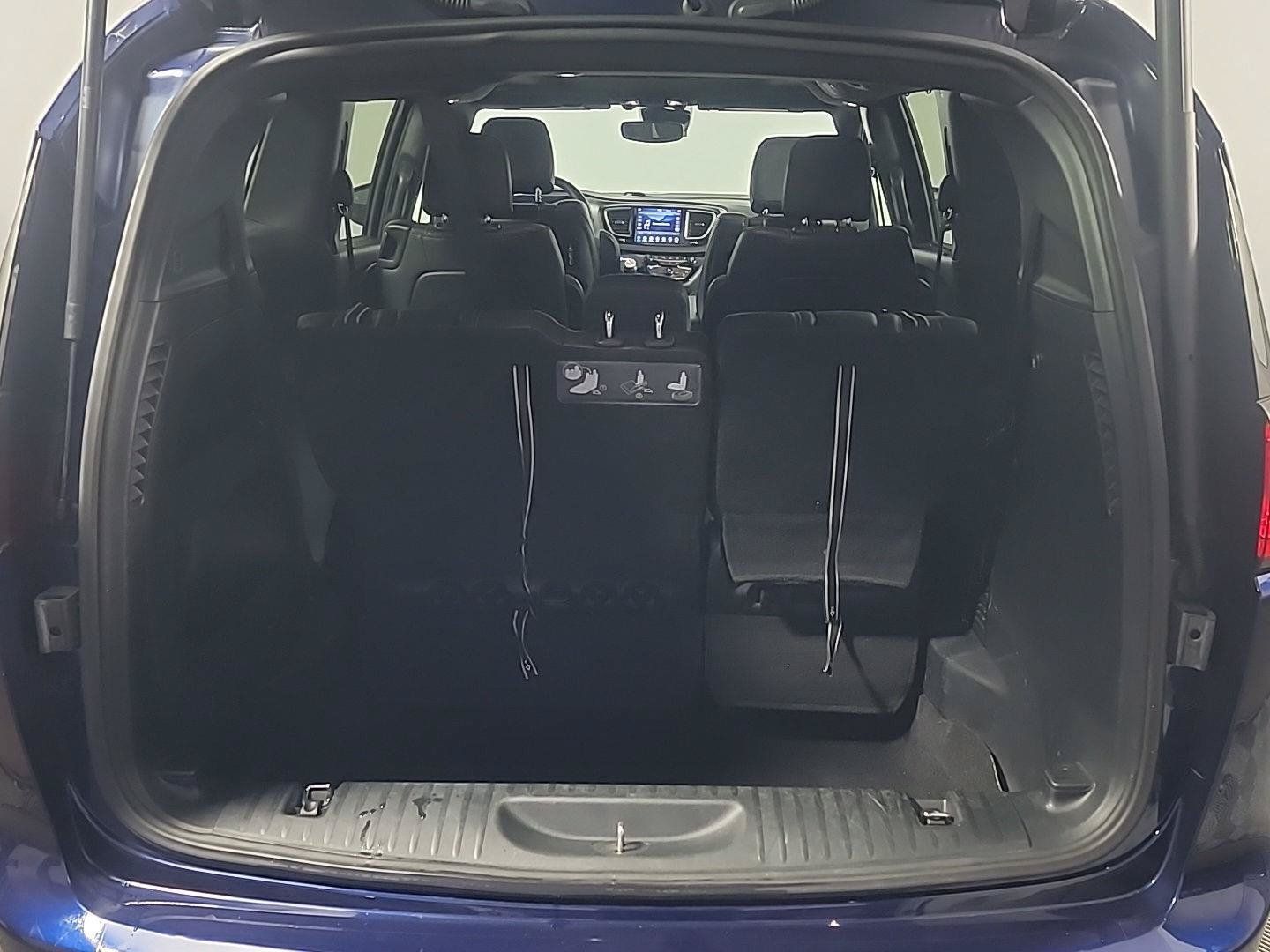Used 2019 Chrysler Pacifica Touring-L Plus w/ Advanced Safetytec Group FWD image 7