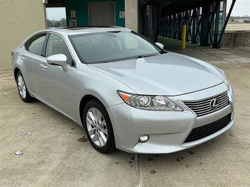 Used 2014 Lexus ES 300h w/ Luxury Package w/Bamboo Trim FWD image 9