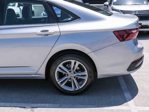 Used 2024 Volkswagen Jetta SE FWD image 8